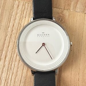 Skagen ladies silver tone black leather watch NEW BATTERY